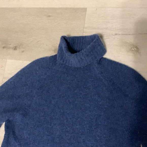 Club Monaco Cashmere Blend Turtleneck Sweater size M Blue Long Sleeve soft - Picture 9 of 9